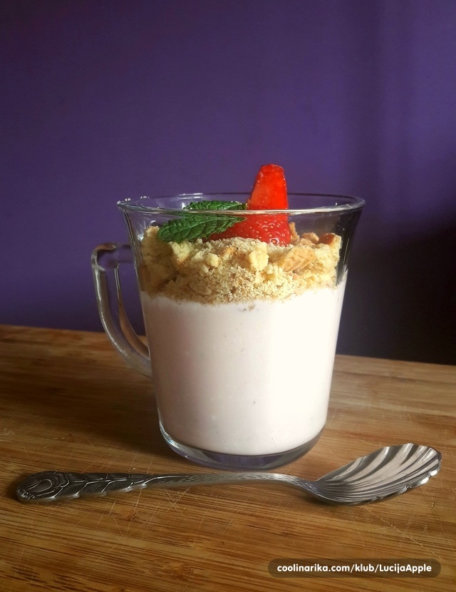 Voćni krem jogurt od jagode — Coolinarika