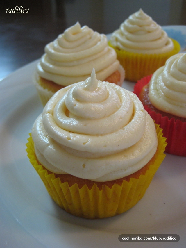 Vanilla Cupcakes with Vanilla Buttercream Frosting — Coolinarika