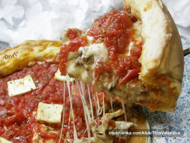 chicago deep dish pizza in chicago